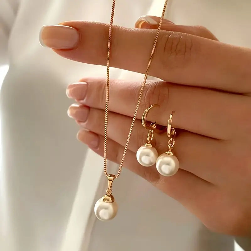 Collier et boucles d'oreilles en perles gracieuses