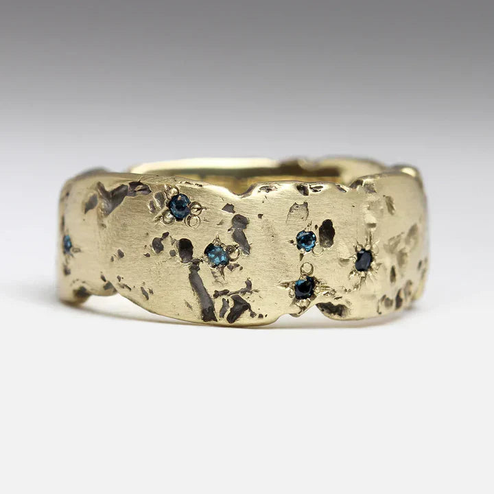 Bague vintage dorée martelée avec cristal en intarsia bleu