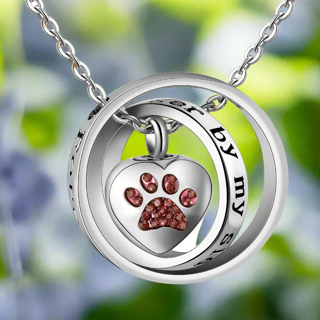 « Plus à mes côtés, mais pour toujours dans mon cœur » – Collier en acier inoxydable en forme de patte