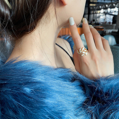 Bague Ajustable en Or avec Feuille et Opale Blanche