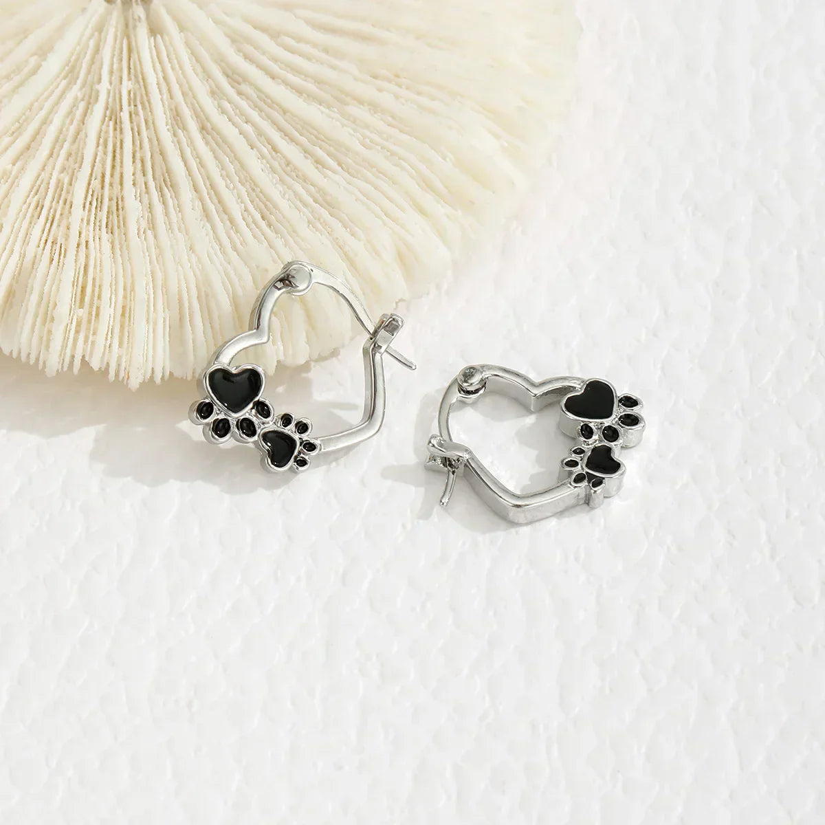 Boucles D'oreilles Avec Cœur et Émail Noir.