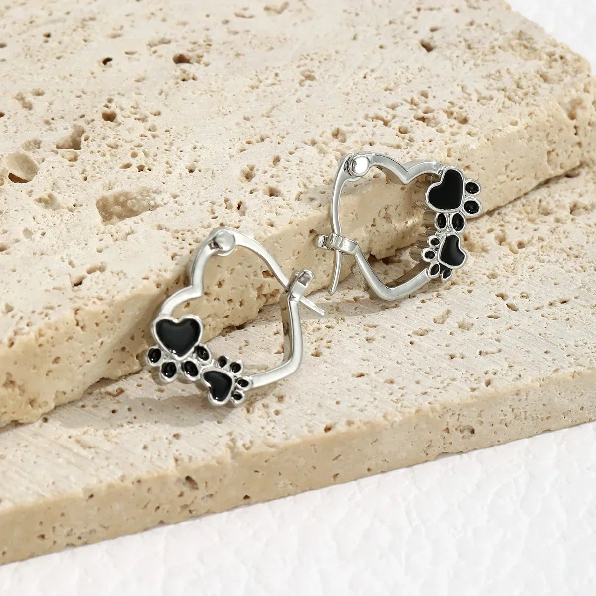 Boucles D'oreilles Avec Cœur et Émail Noir.