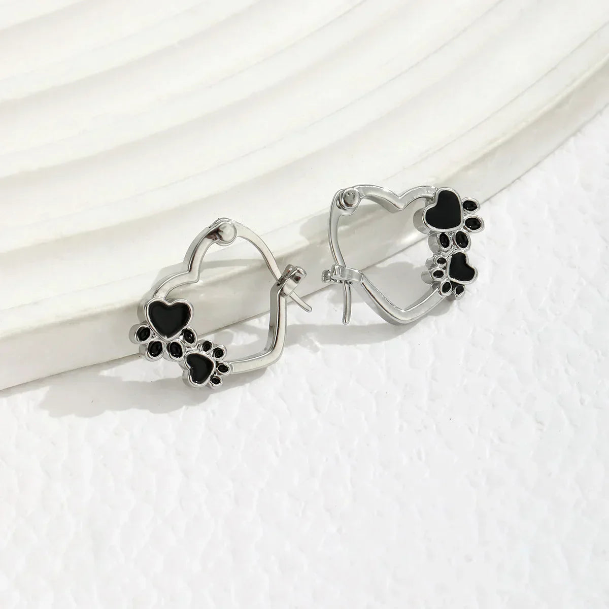 Boucles D'oreilles Avec Cœur et Émail Noir.