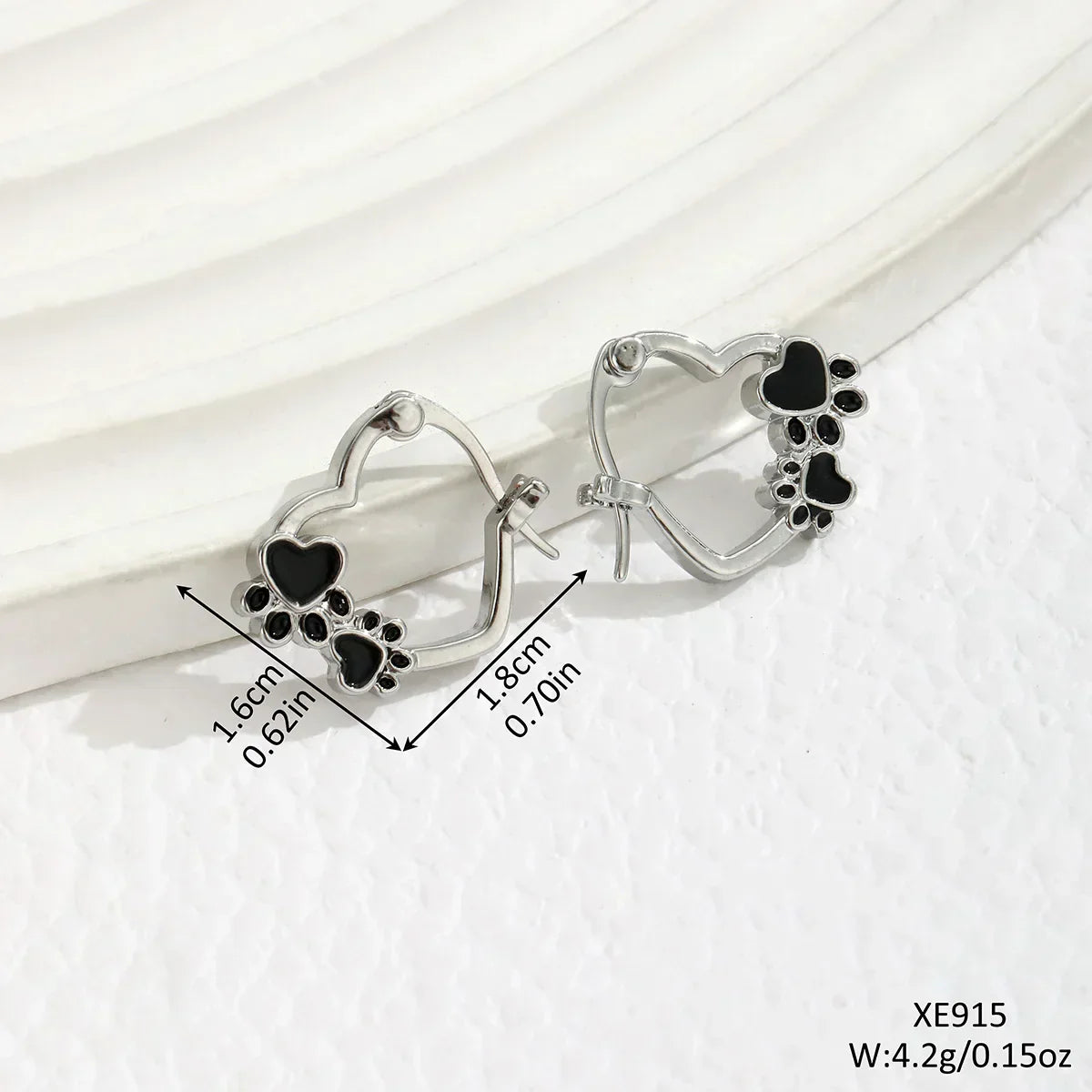 Boucles D'oreilles Avec Cœur et Émail Noir.