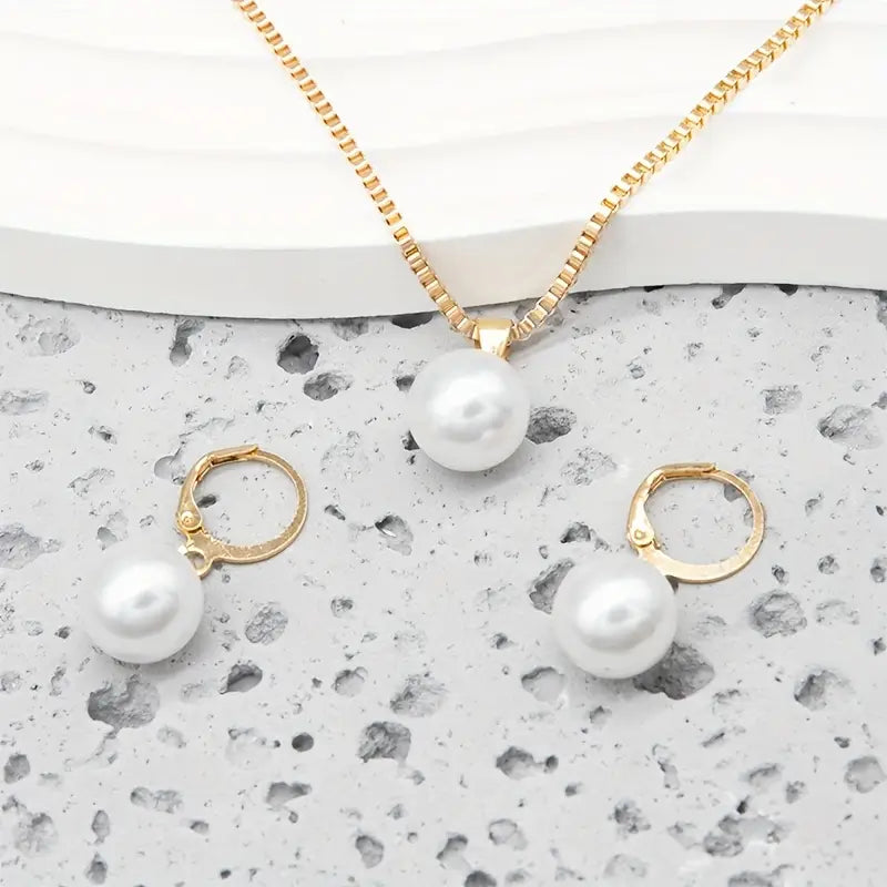 Collier et boucles d'oreilles en perles gracieuses