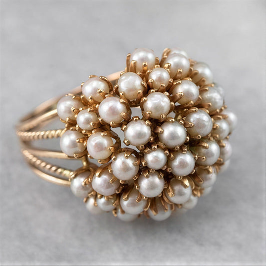 Bague en or avec perle incrustée
