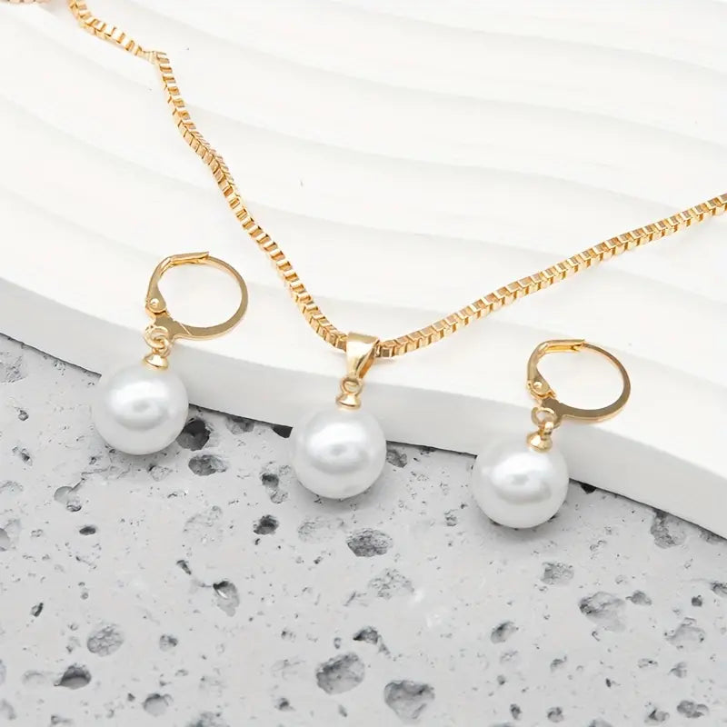 Collier et boucles d'oreilles en perles gracieuses