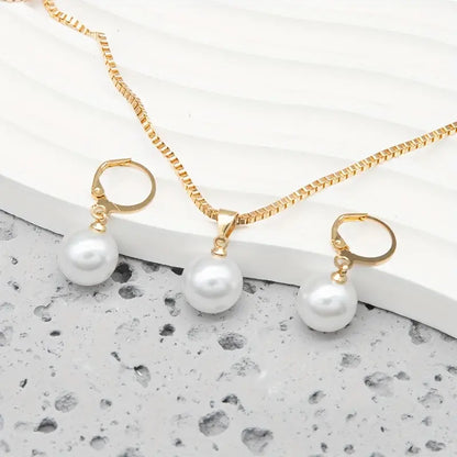Collier et boucles d'oreilles en perles gracieuses
