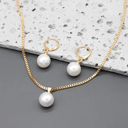 Collier et boucles d'oreilles en perles gracieuses