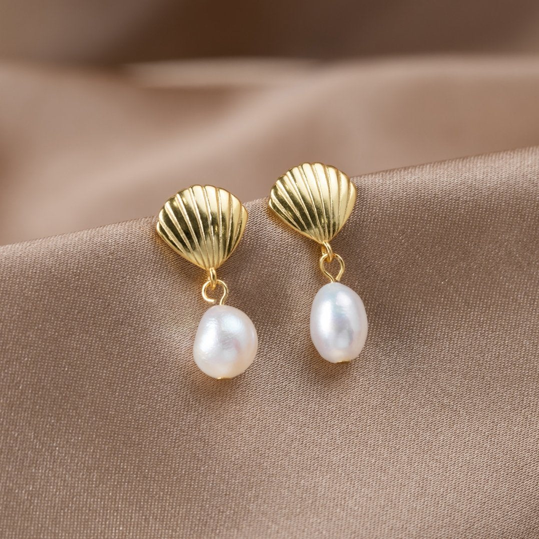 Boucles d'oreilles en or avec coquillage et perles
